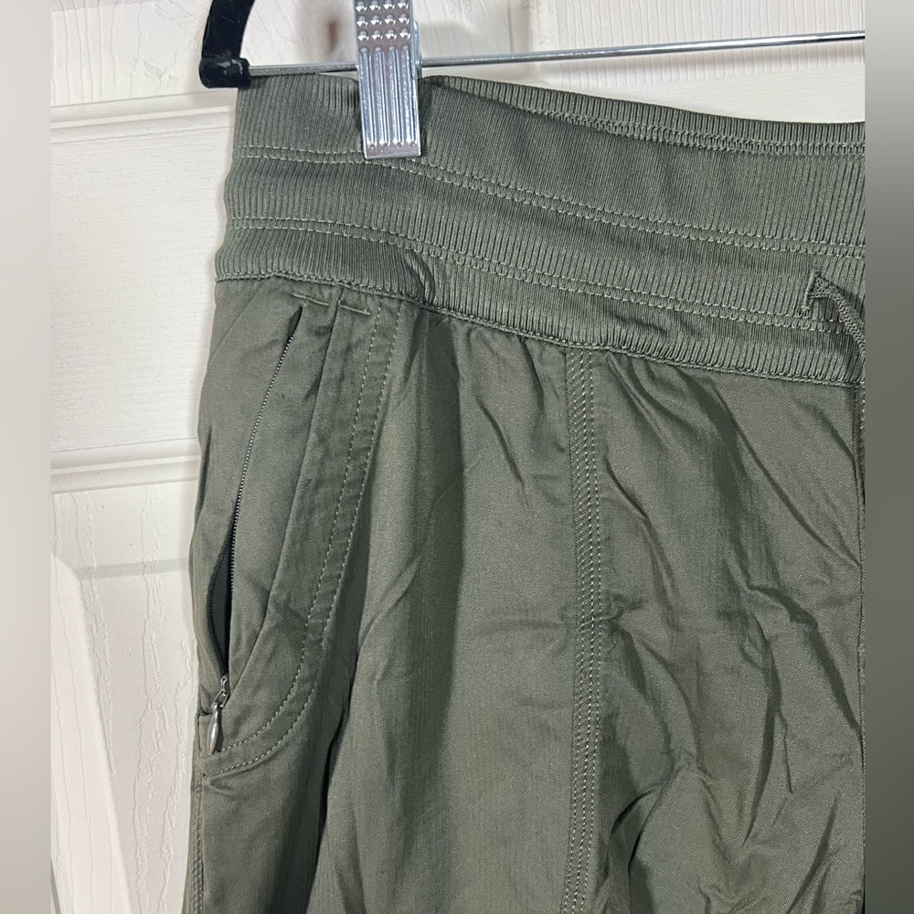 The North Face Aphrodite Cropped Dark Olive Drawstring pants - Picture 2 of 5